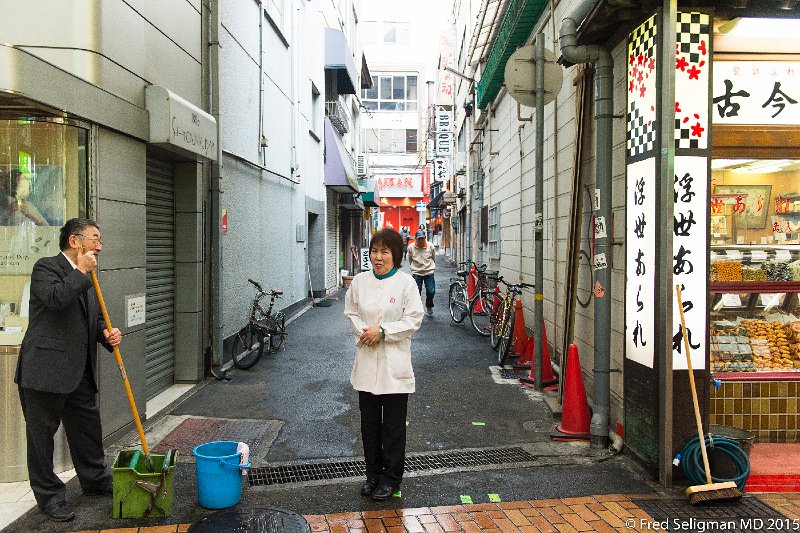 20150314_101218 D4S.jpg - Shivering lady, Kobe
